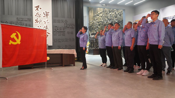 在黨旗下莊嚴(yán)宣誓!.jpg 在黨旗下莊嚴(yán)宣誓!.jpg