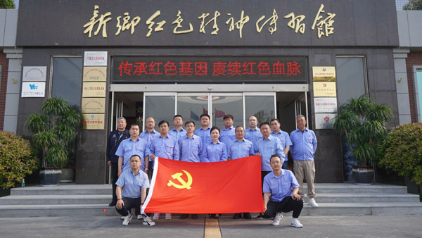 在紅色精神傳習(xí)館前合影留念.jpg 在紅色精神傳習(xí)館前合影留念.jpg