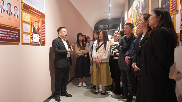 紅色家風(fēng).jpg 紅色家風(fēng).jpg